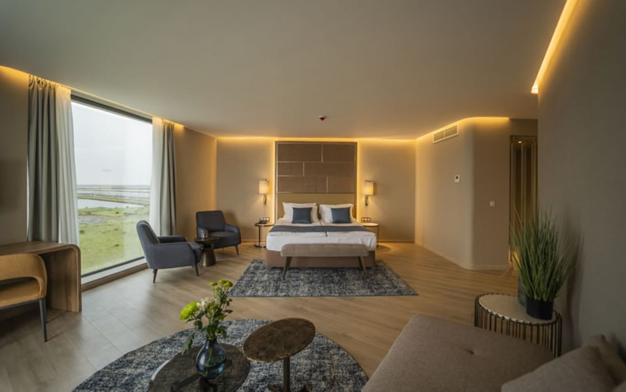 Wave Resort Hotel-Corner junior suite pogled more.jpg