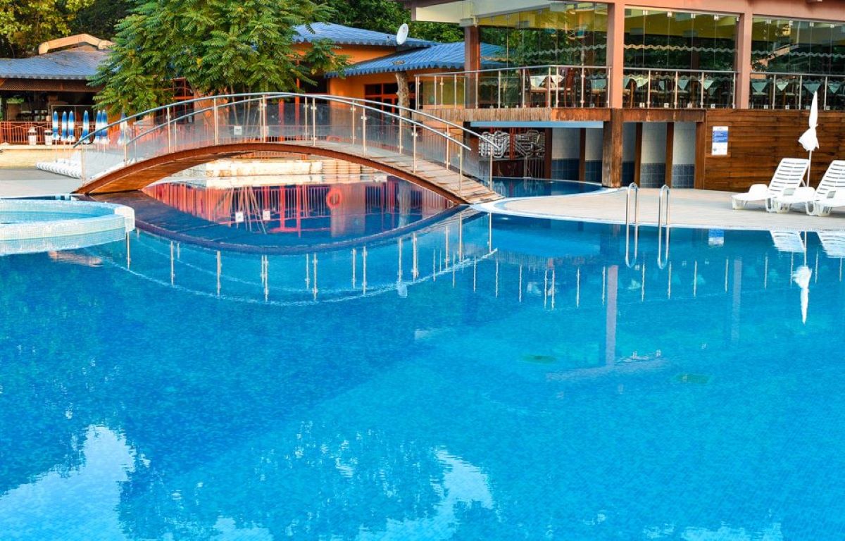 Arabella Beach Hotel-Bar na bazenu.jpg