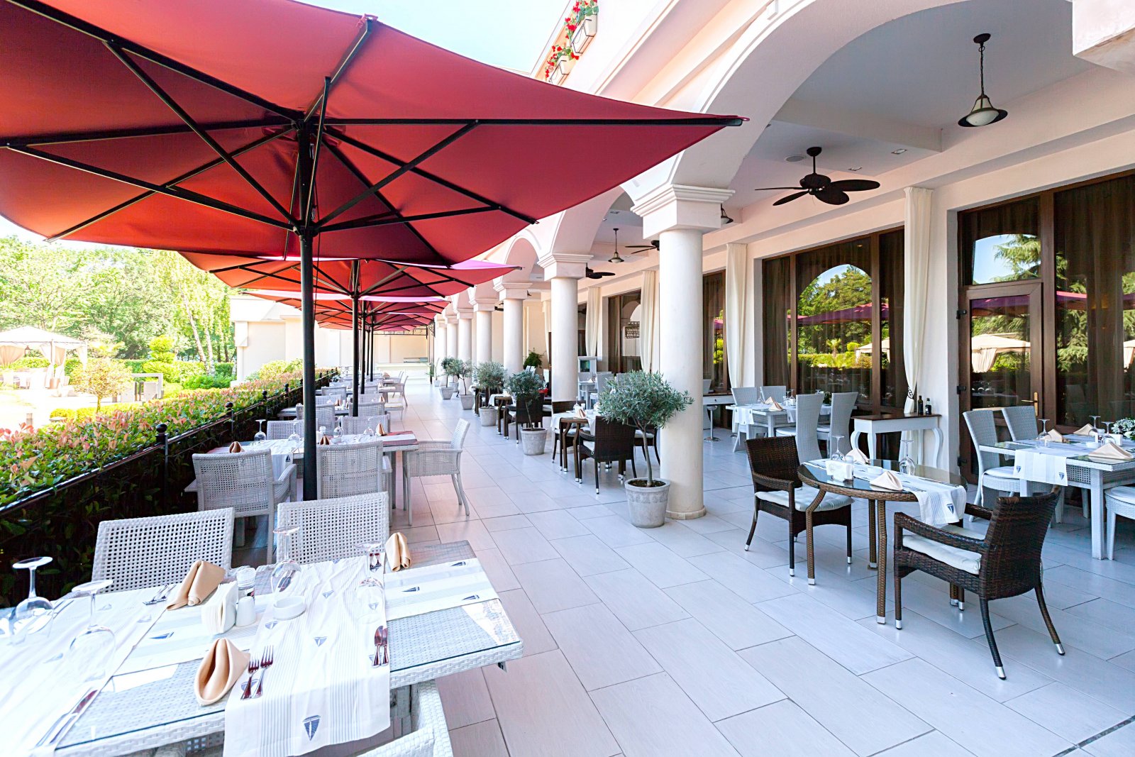 Grand Hotel Primorets-Terasa restorana.jpg