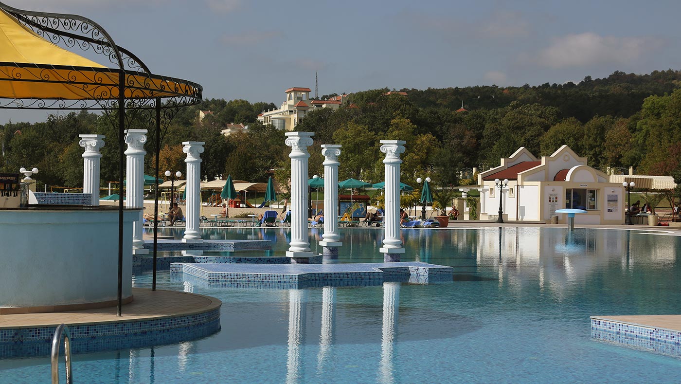 Hotel Marina Beach-Bar na bazenu.jpg
