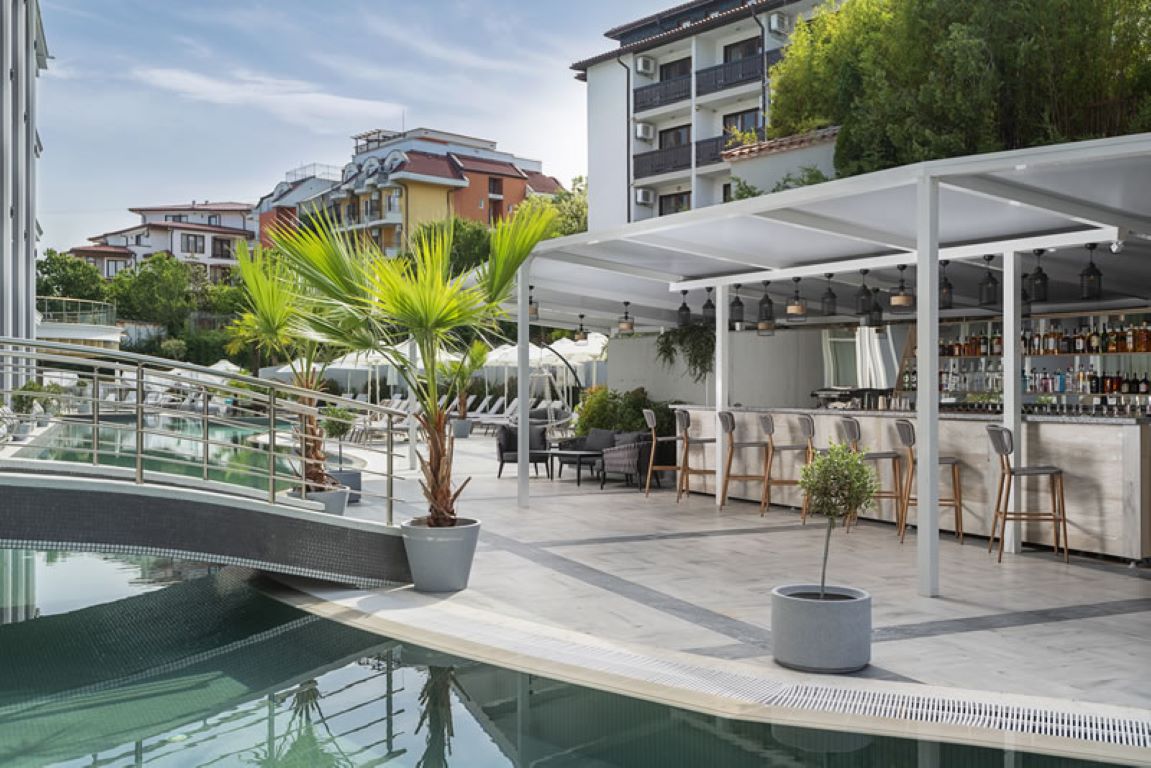 Hotel Siena Premium Retreat-Bar na bazenu.jpg