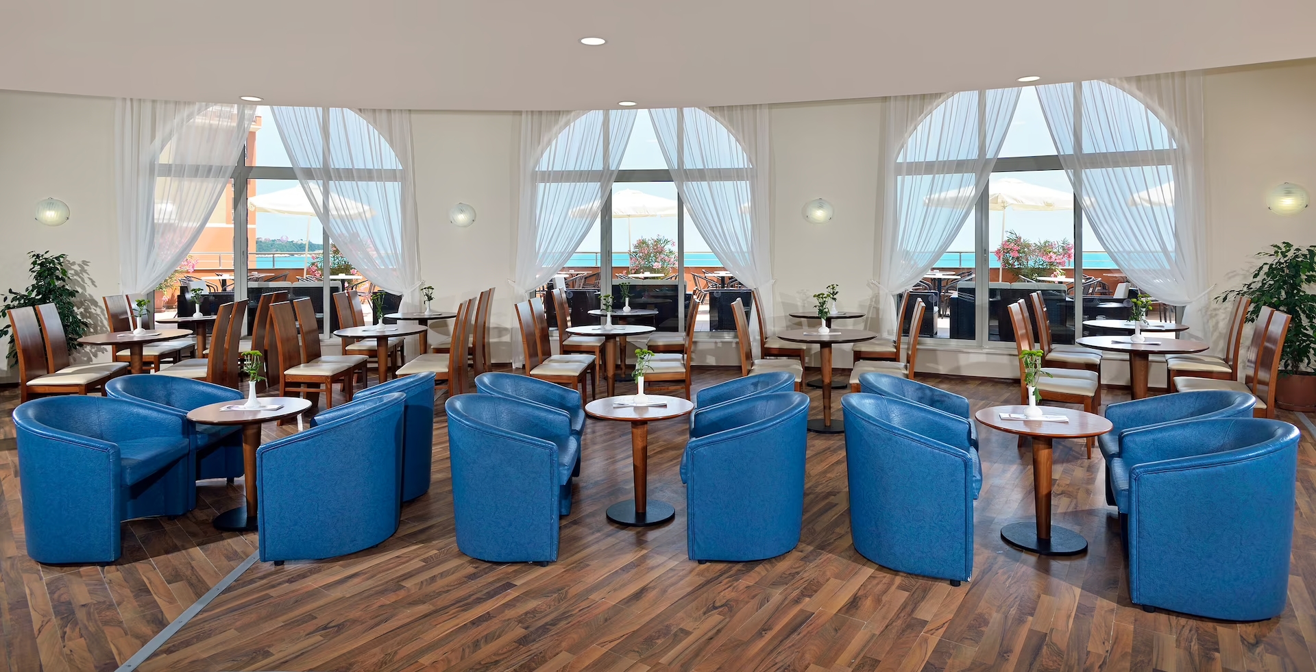 Hotel Sol Luna Bay Resort-Lobby bar.jpg