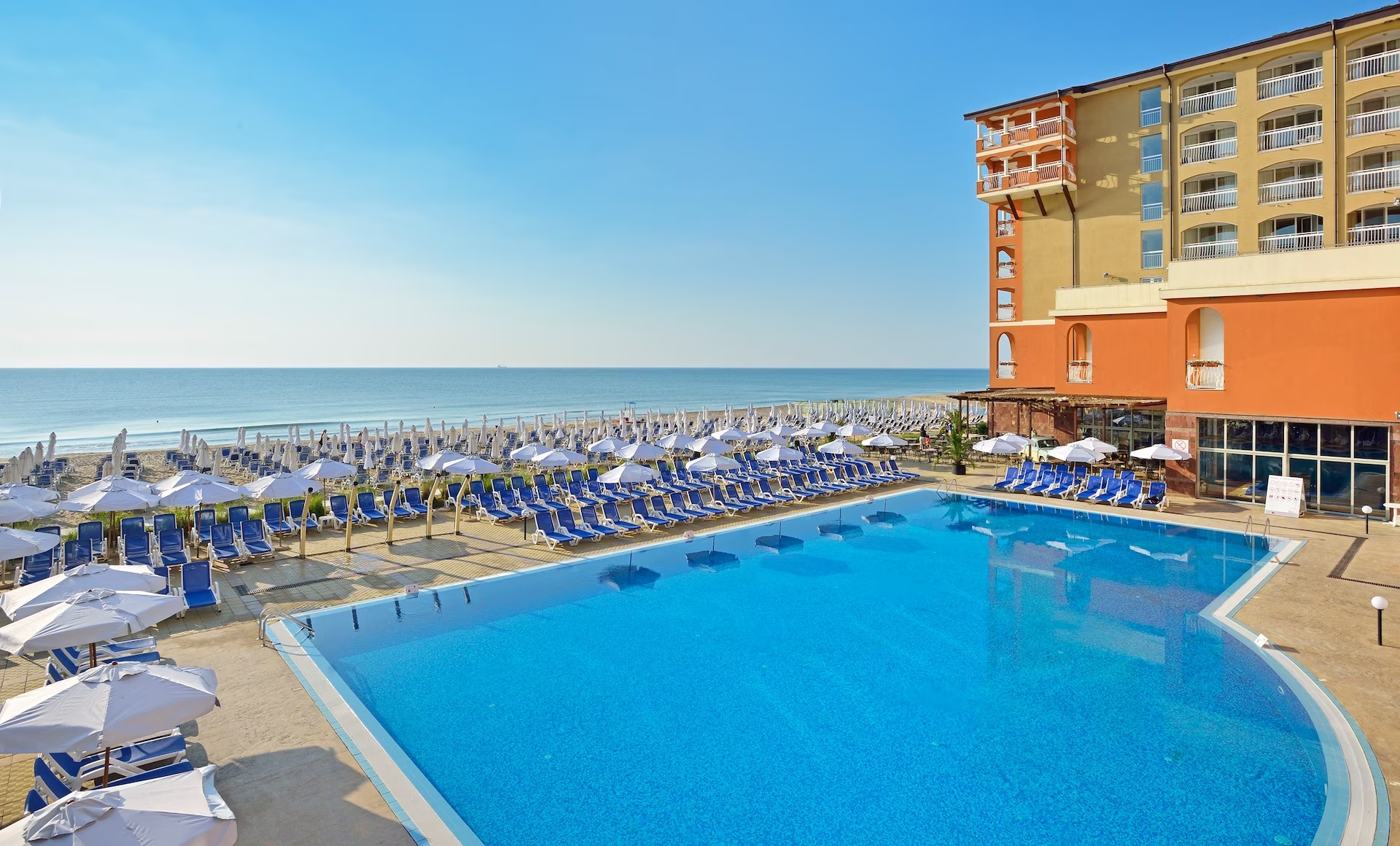 Sol Luna Bay Resort-Bazen.jpg