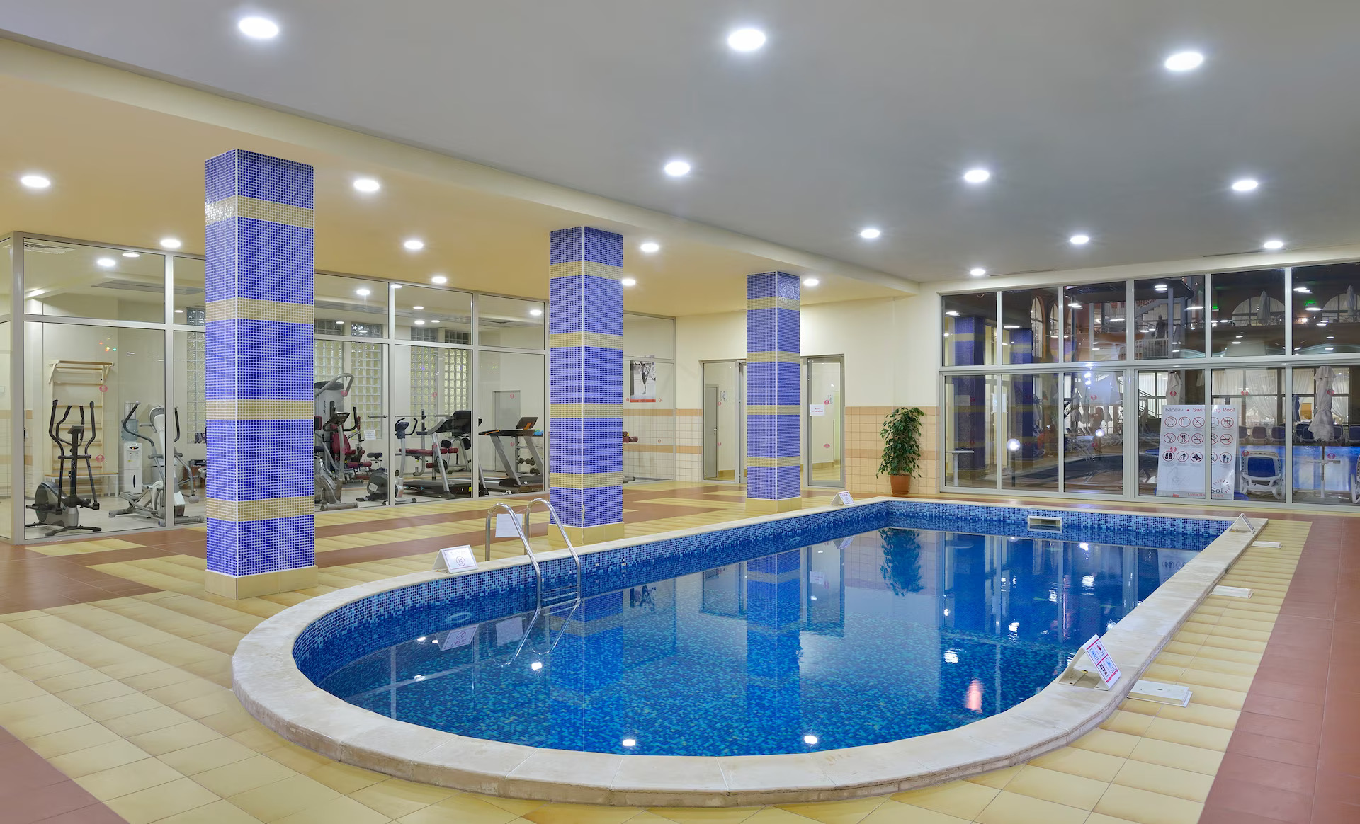 Sol Luna Bay Resort Hotel-Unutrasnji bazen.jpg