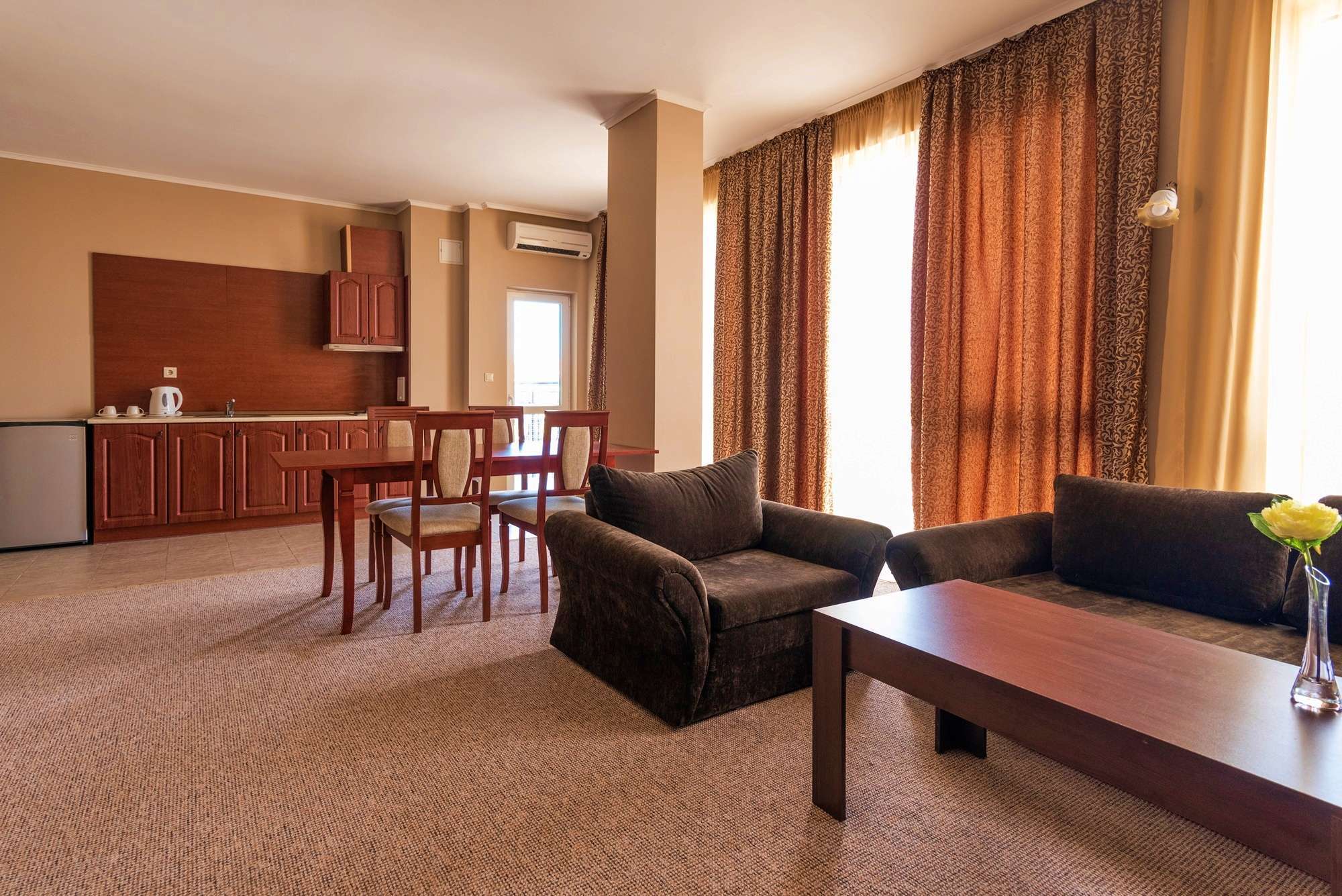 Hotel Festa Pomorie-Porodicni apartman pogled grad.jpg