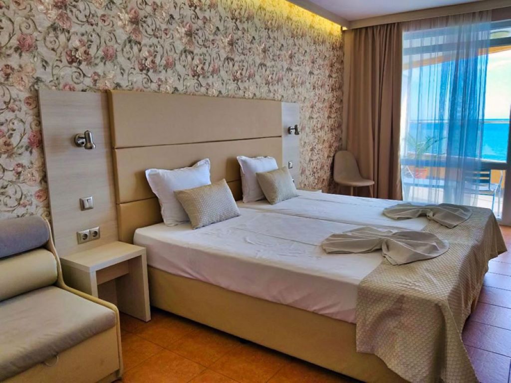 Aphrodite Hotel-Standardna soba pogled more.jpg