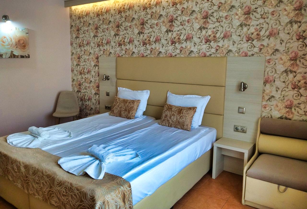Hotel Aphrodite-Standardna soba delimican pogled more.jpg
