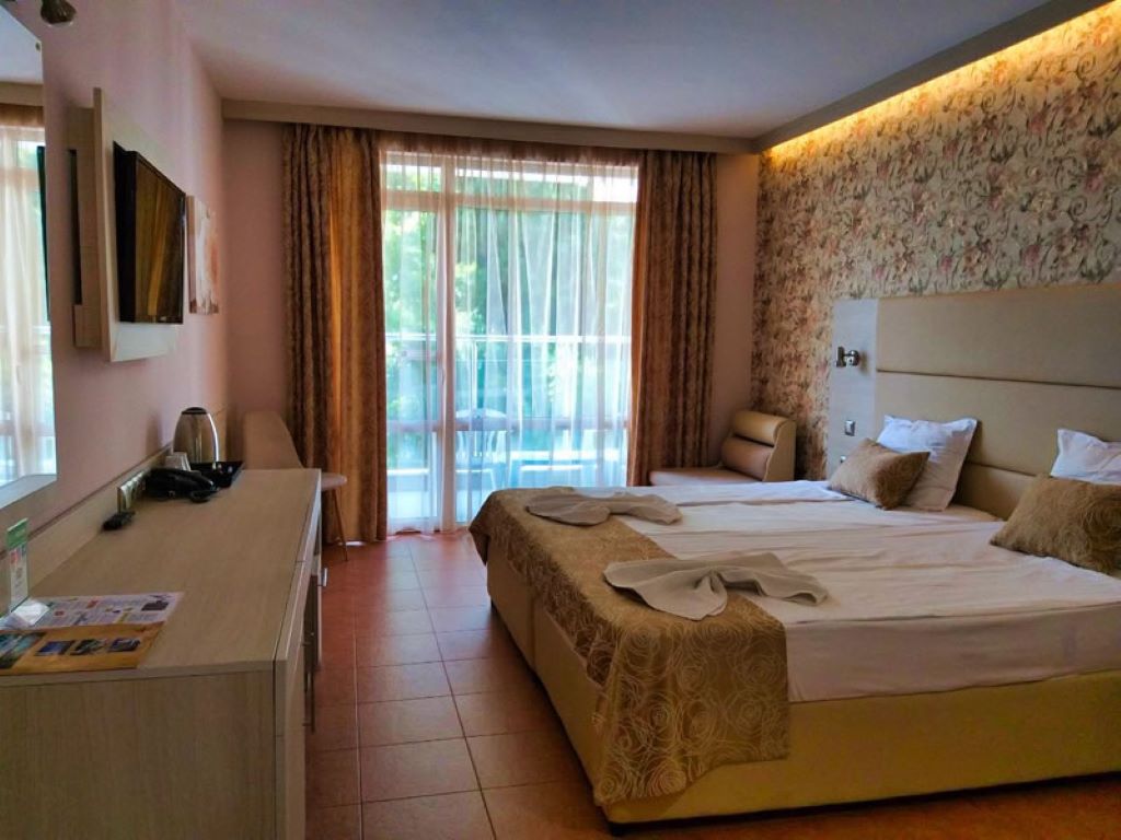 Hotel Aphrodite-Standardna soba pogled park.jpg