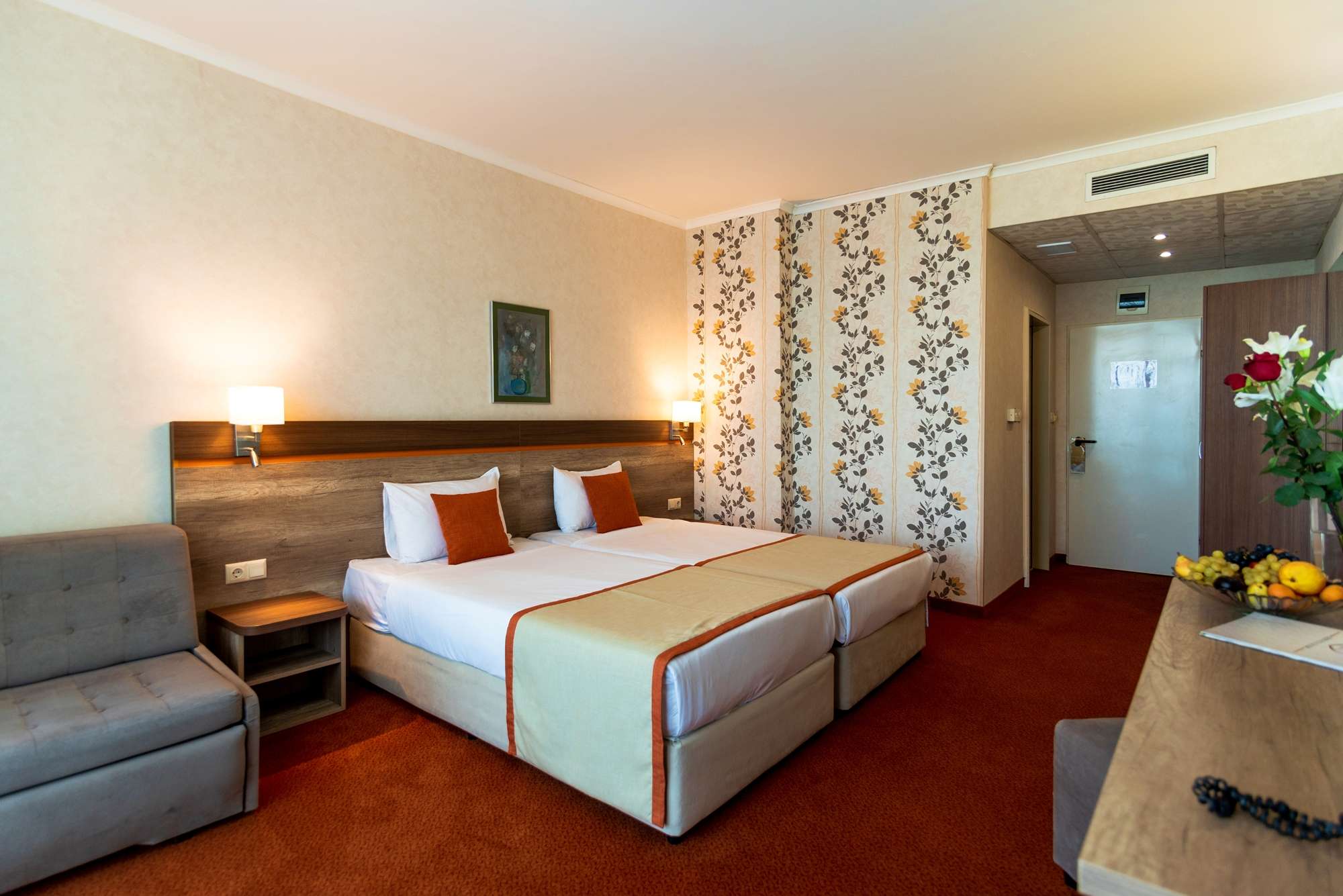 Hotel Festa Panorama-Standardna soba pogled grad.jpg