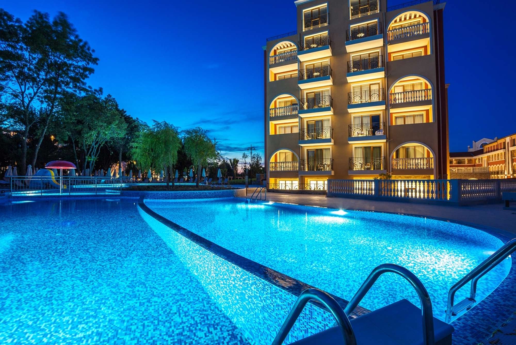 Hotel Via Pontika-Bazen nocu.jpg