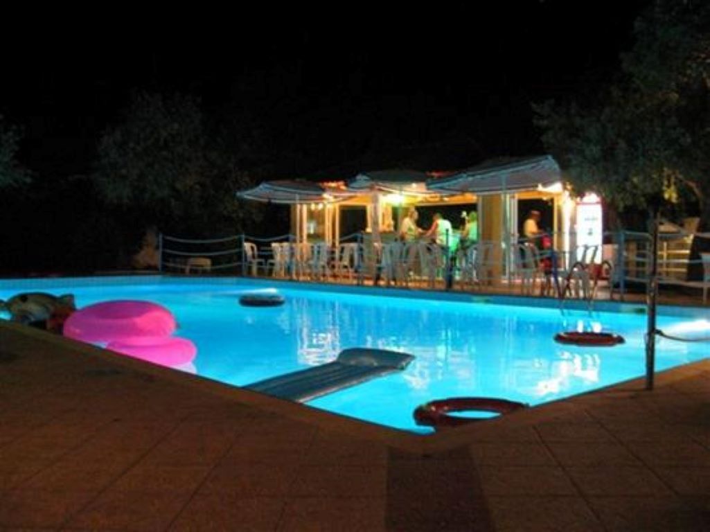 Vranas Hotel-Bazen nocu.jpg