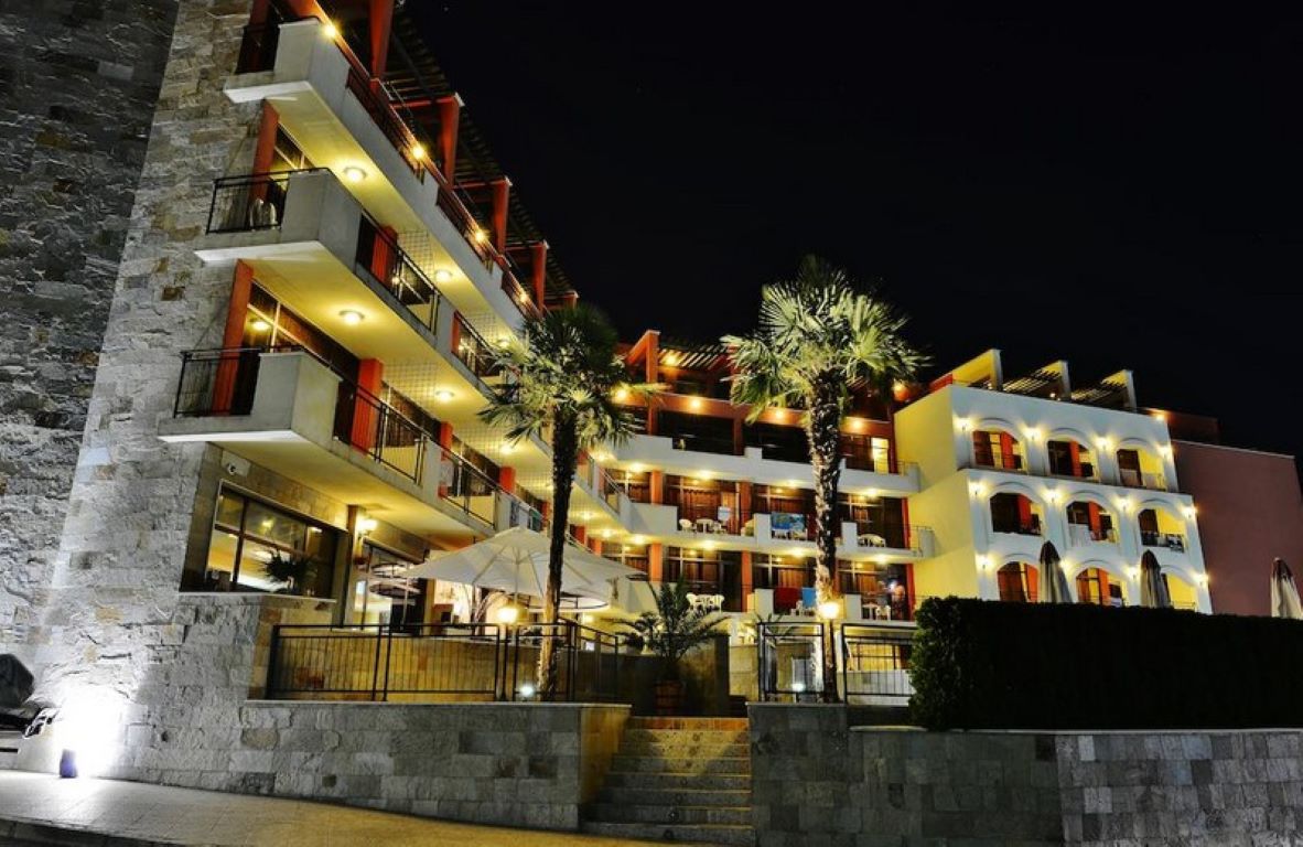 Hotel Nobel spolja nocu.jpg