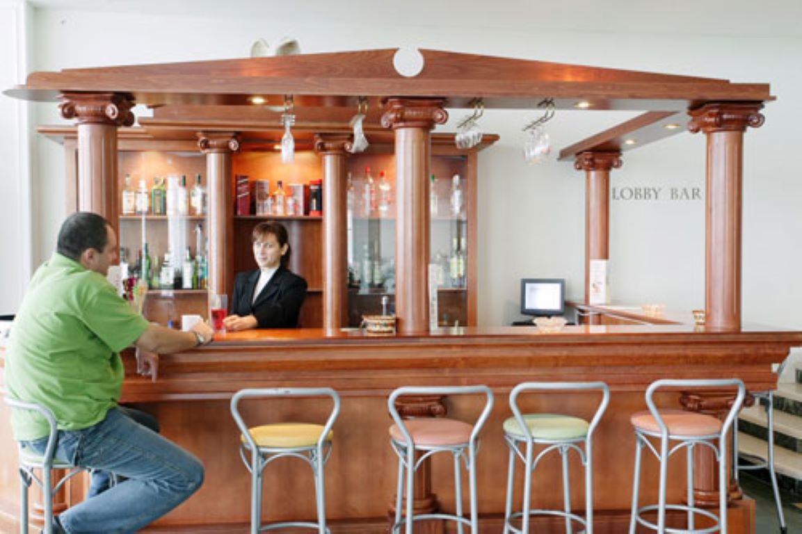 Hotel Colosseum lobi bar.jpg