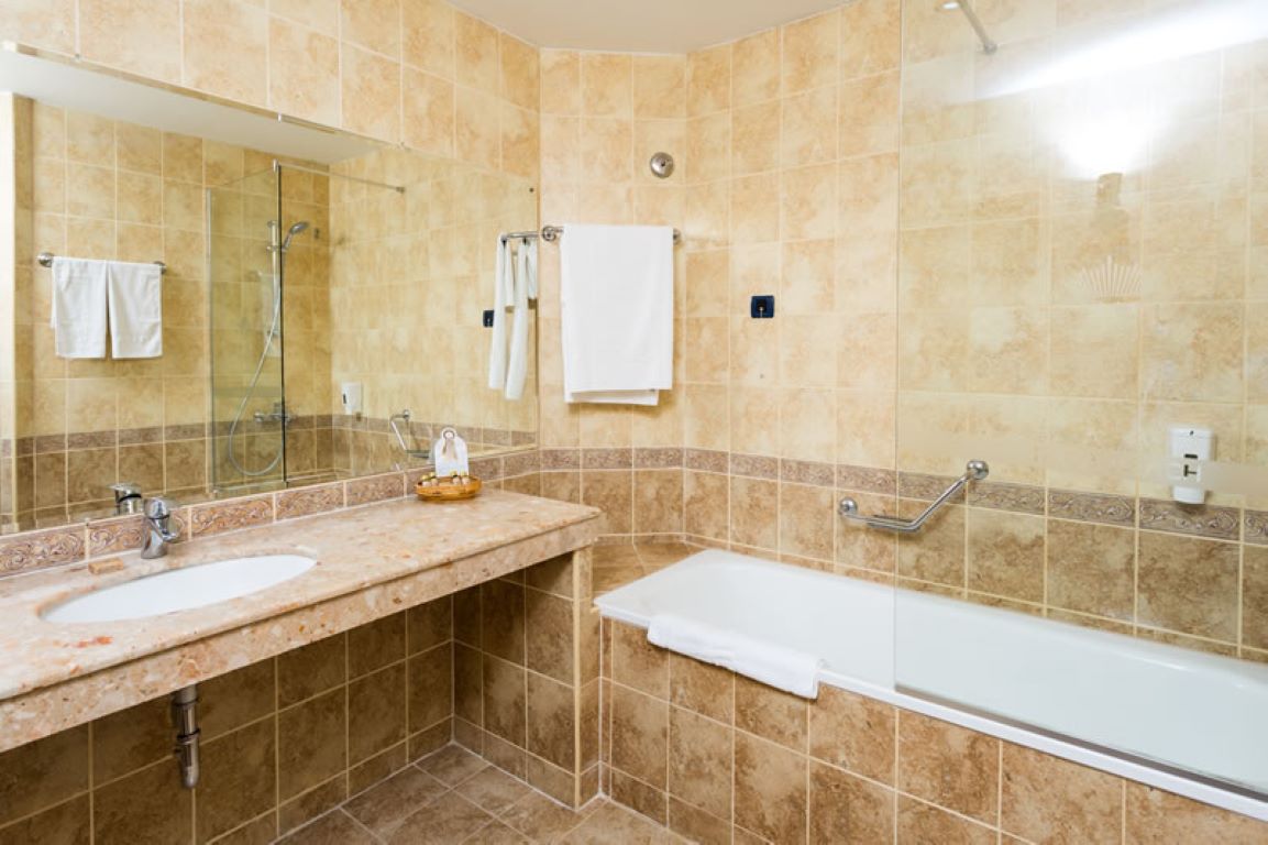 Tiara Beach hotel kupatilo sa kadom.jpg