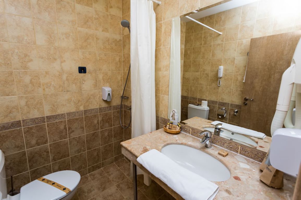 Tiara Beach hotel kupatilo.jpg