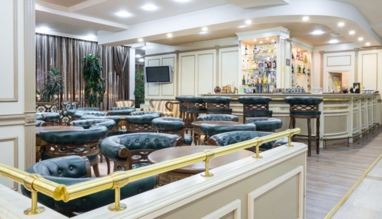 Tiara Beach hotel lobi bar.jpg