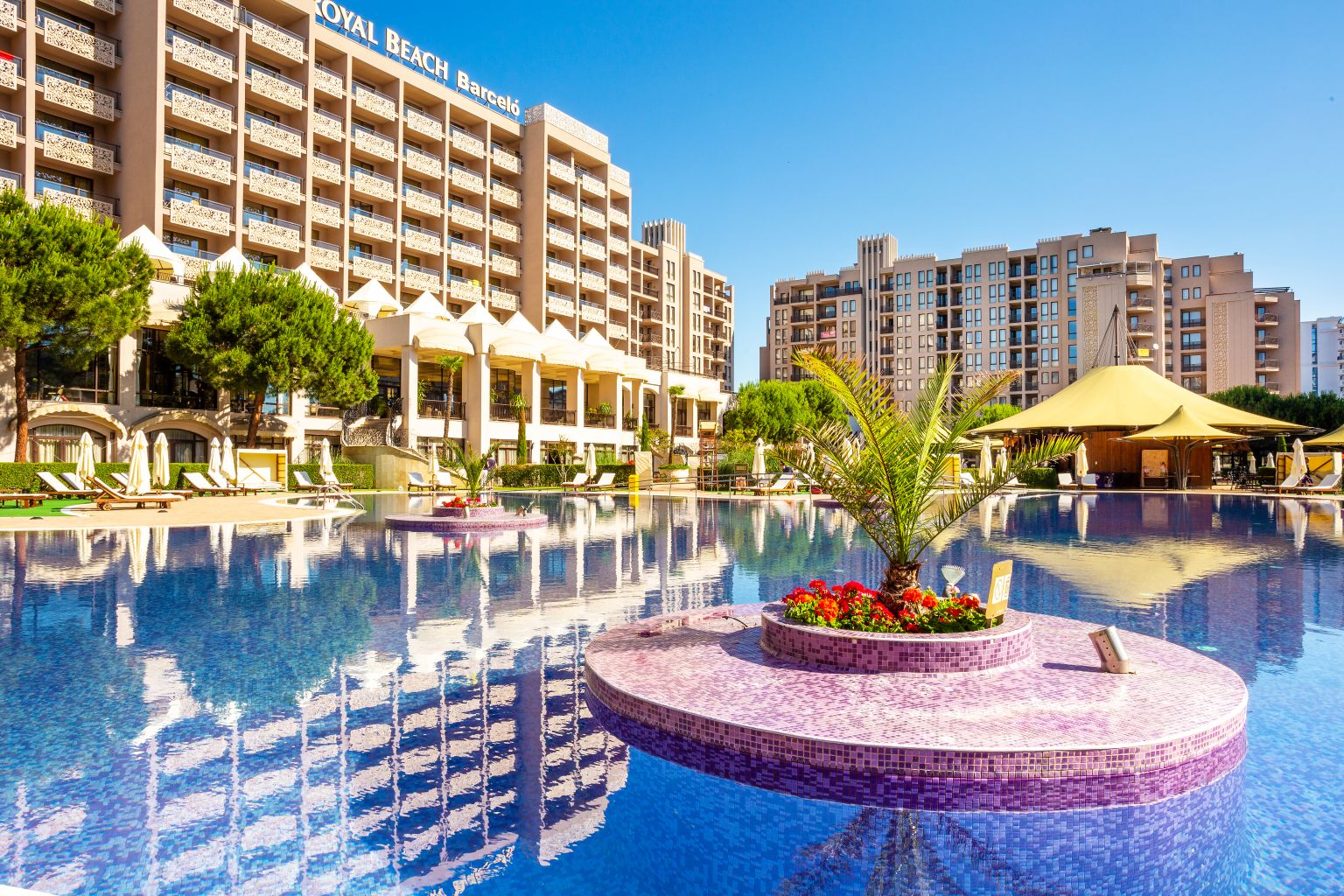 Barcelo Royal Beach-Bazen.jpg