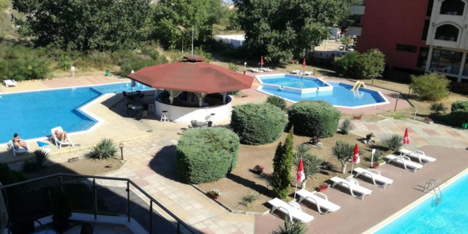 Amfibia Beach Hotel-Bazen.jpg