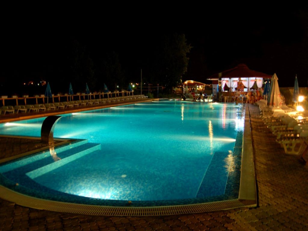 Hotel Amfibia Beach-Bazen nocu.jpg