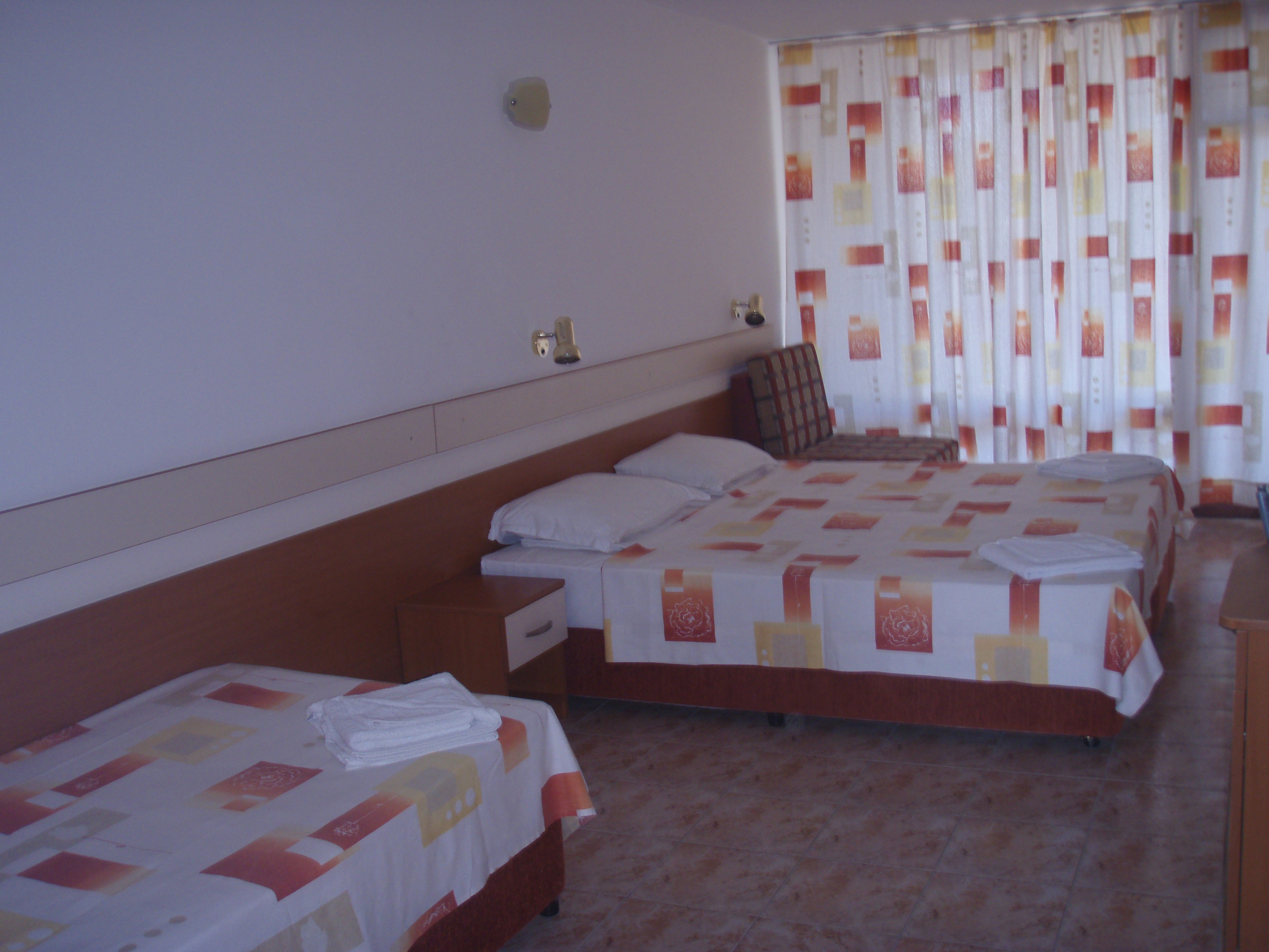 Hotel Amfibia Beach-Trokrevetna soba.JPG
