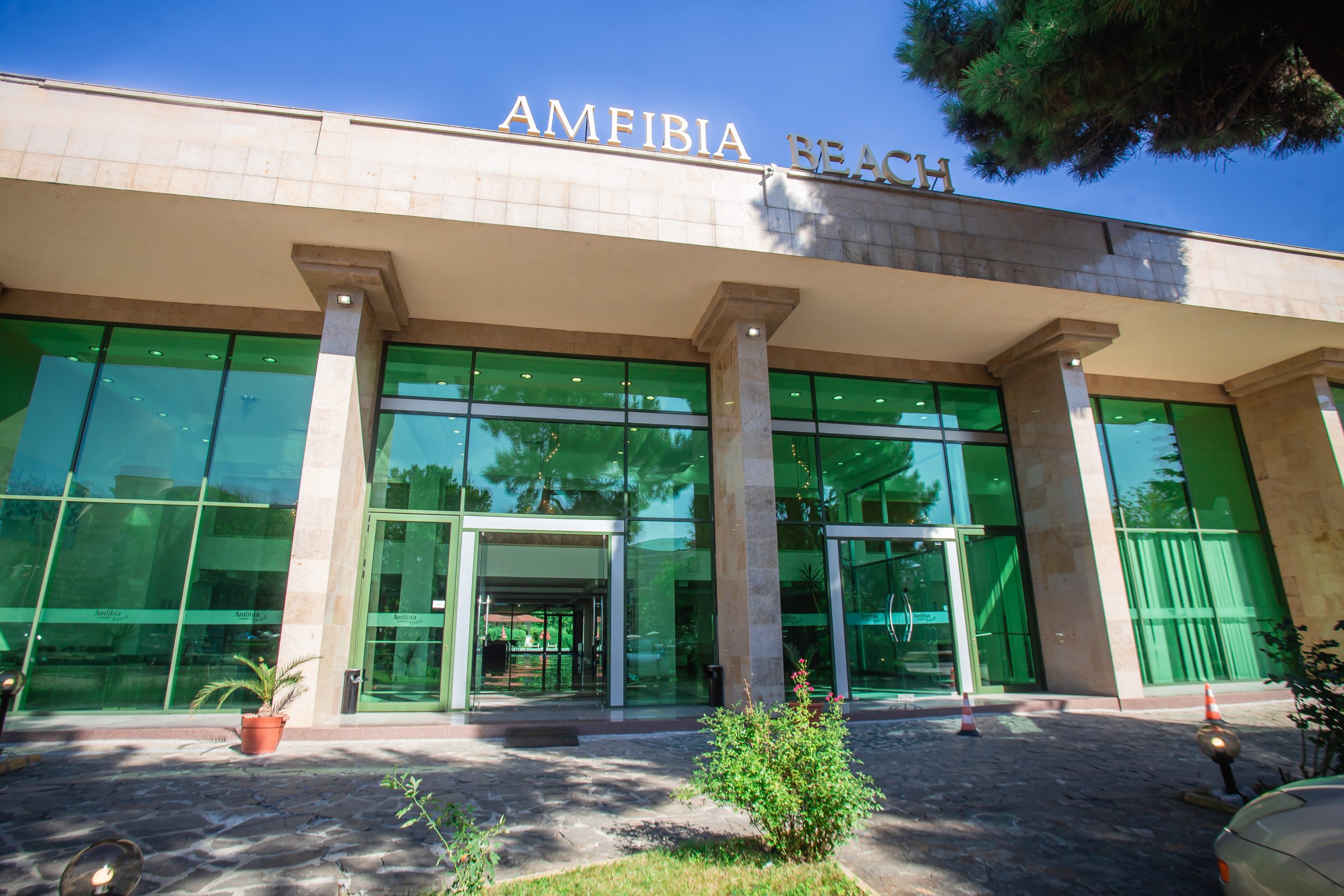 Hotel Amfibia Beach-Ulaz u hotel.jpg