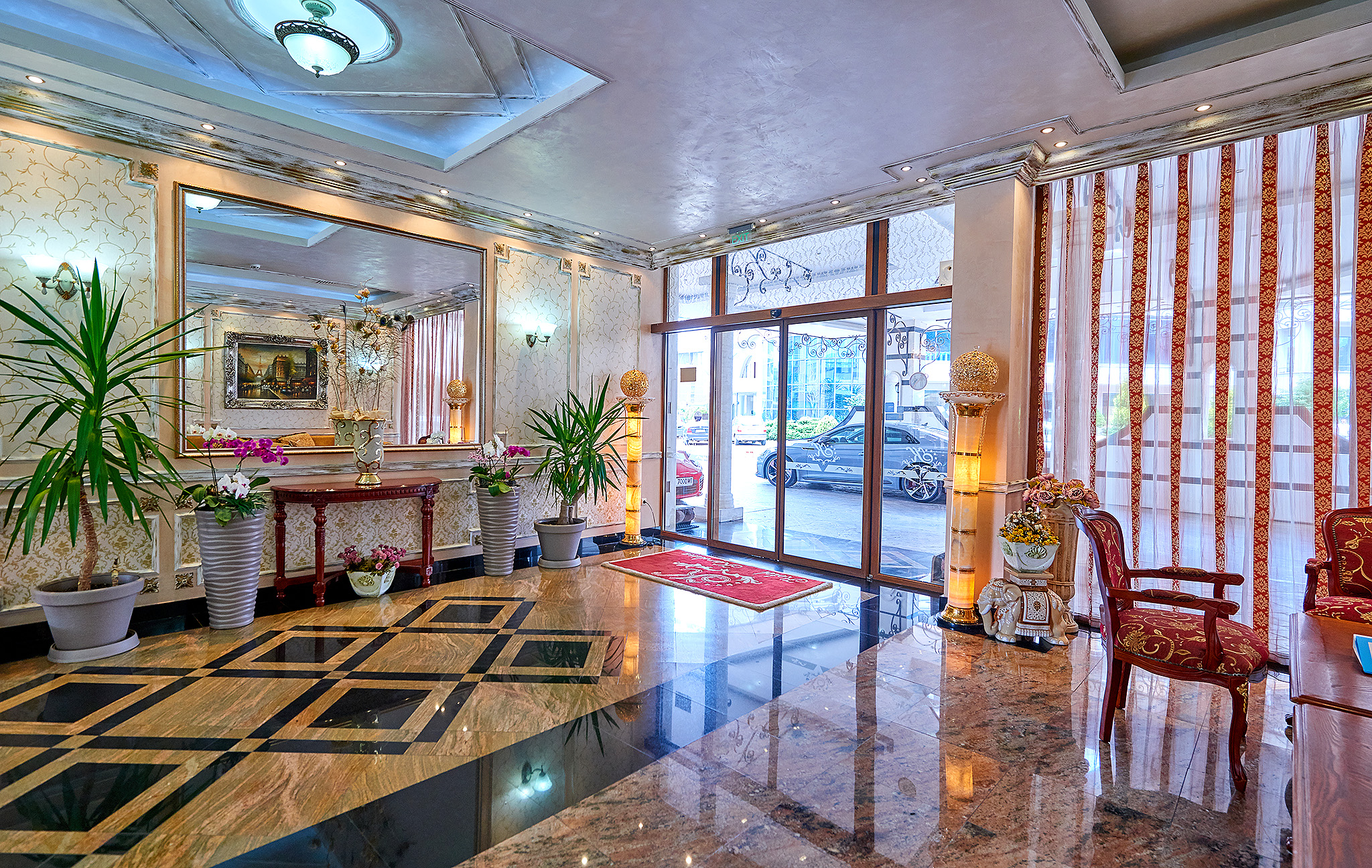 Karolina Hotel-Ulaz u hotel.jpg