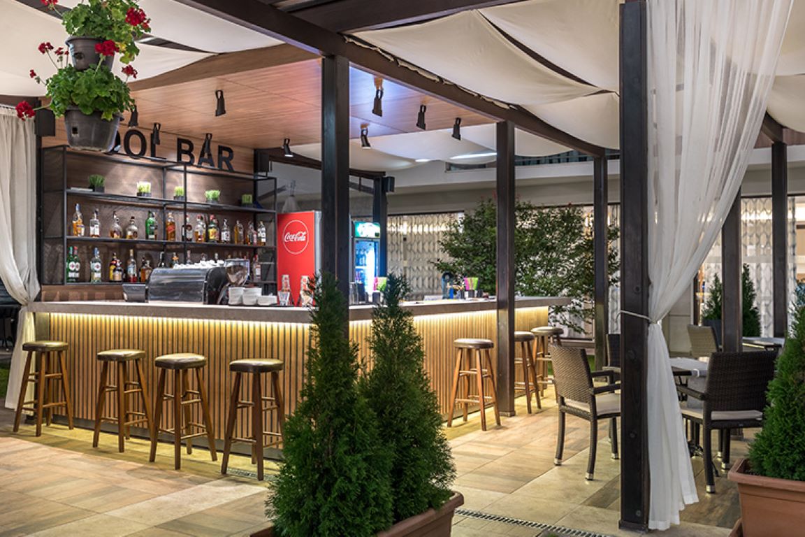Hotel Lion-Bar na bazenu.jpg