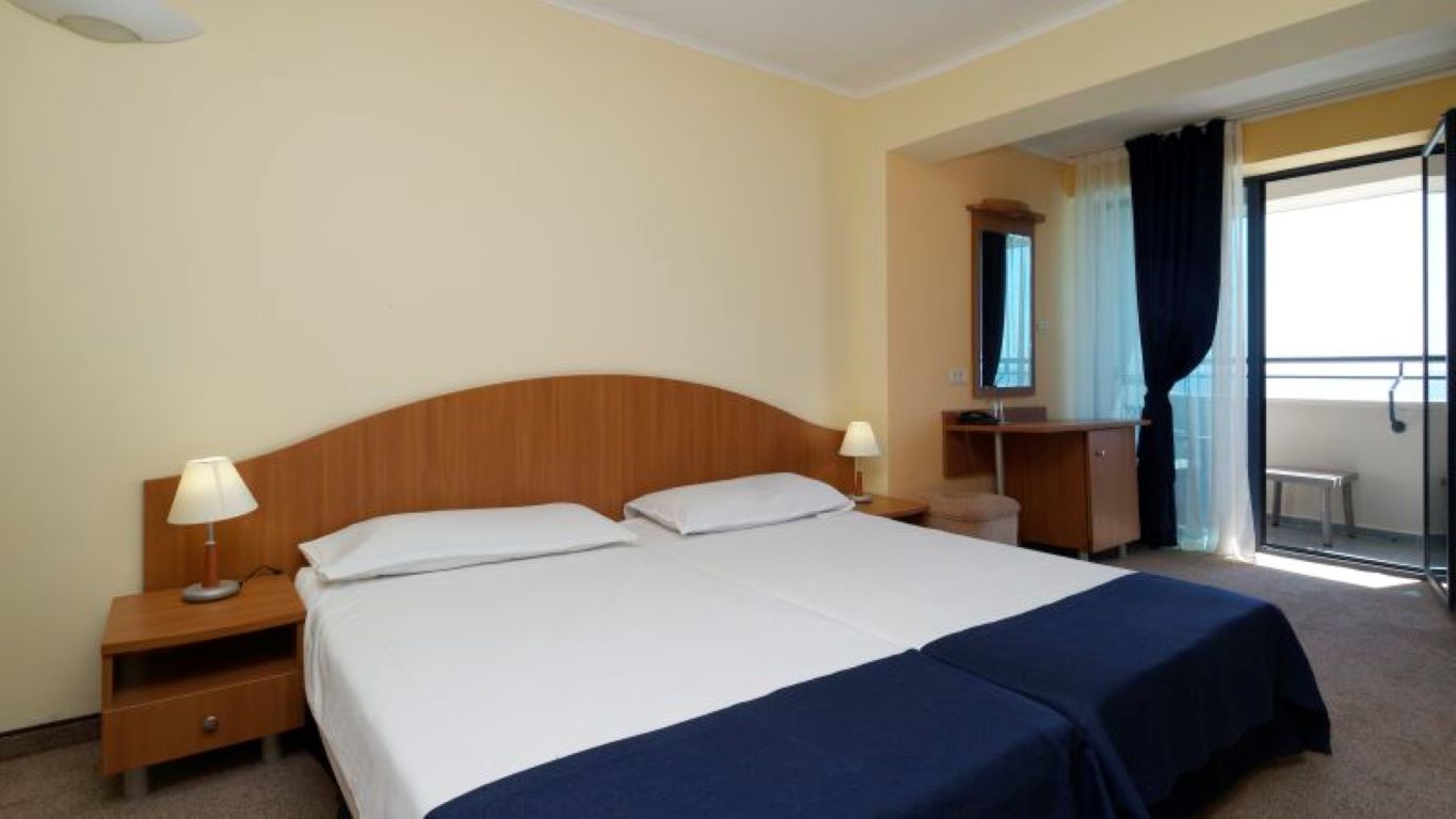 Bellevue Hotel-Standardna soba delimican pogled more.jpg