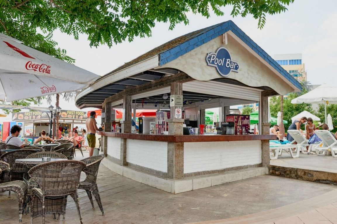 Hotel Bellevue-Bar na bazenu.jpg