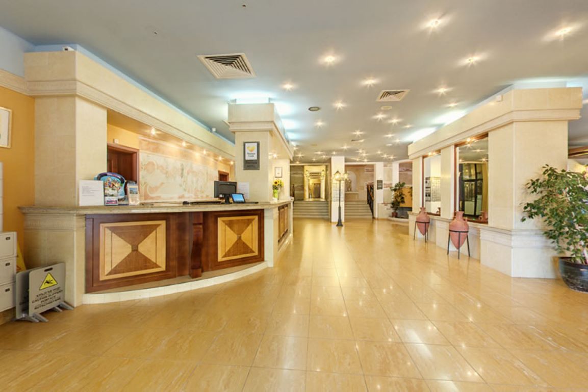Hotel Bellevue-Hol hotelu.jpg