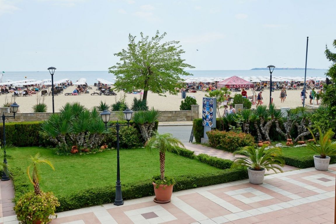 Hotel Bellevue-Pogled na plazu.jpg