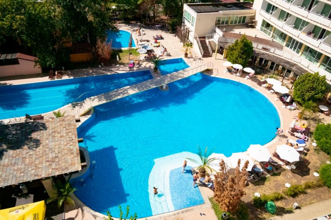 Hotel Oasis-Bazen.jpg