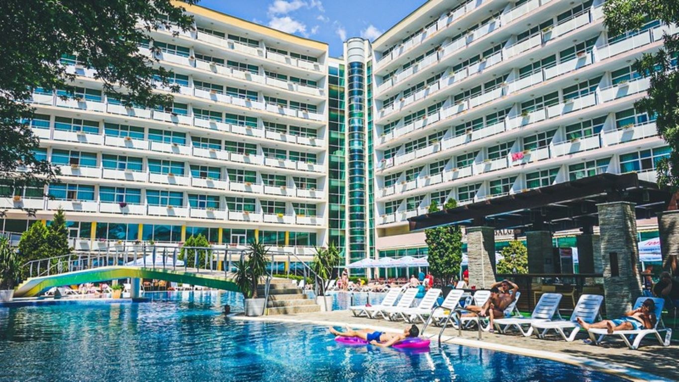 Oasis Hotel-Bazen.jpg