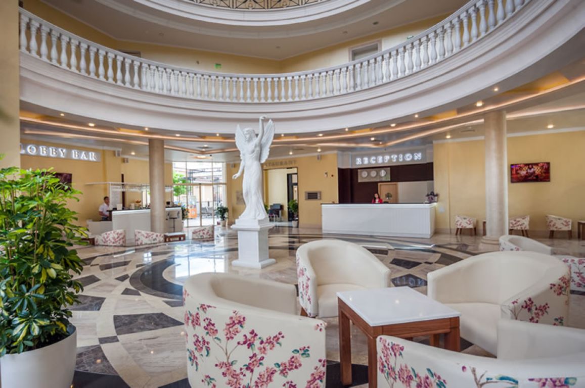Roma Palace Deluxe-Lobby.jpg