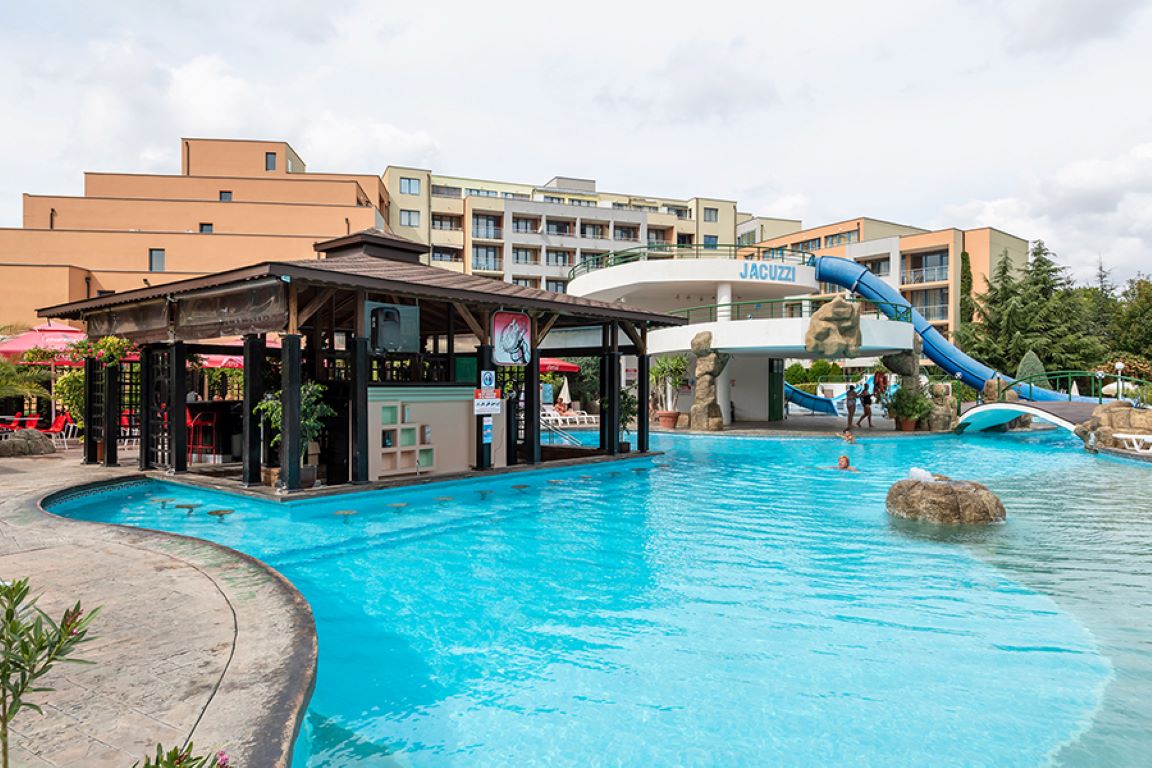 Trakia Plaza Hotel-Bar na bazenu.jpg