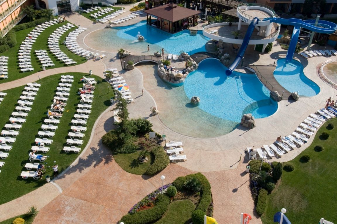 Trakia Plaza Hotel-Bazenski kompleks.jpg