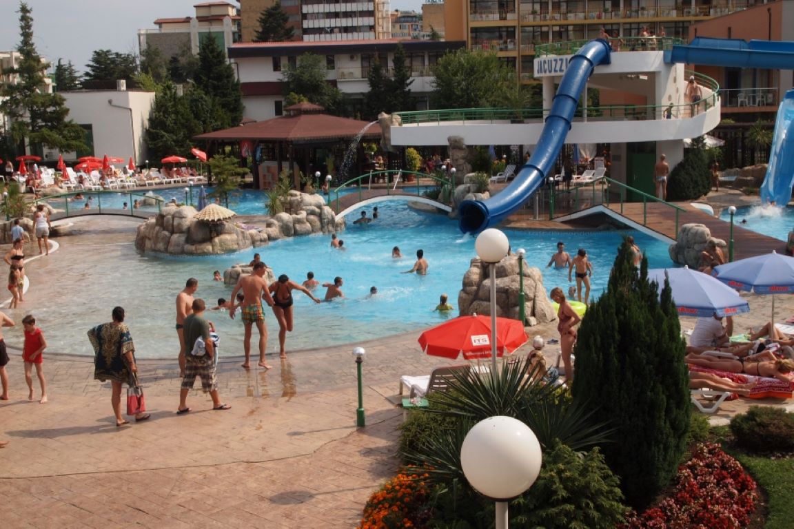 Trakia Plaza-Oblast oko bazena.jpg