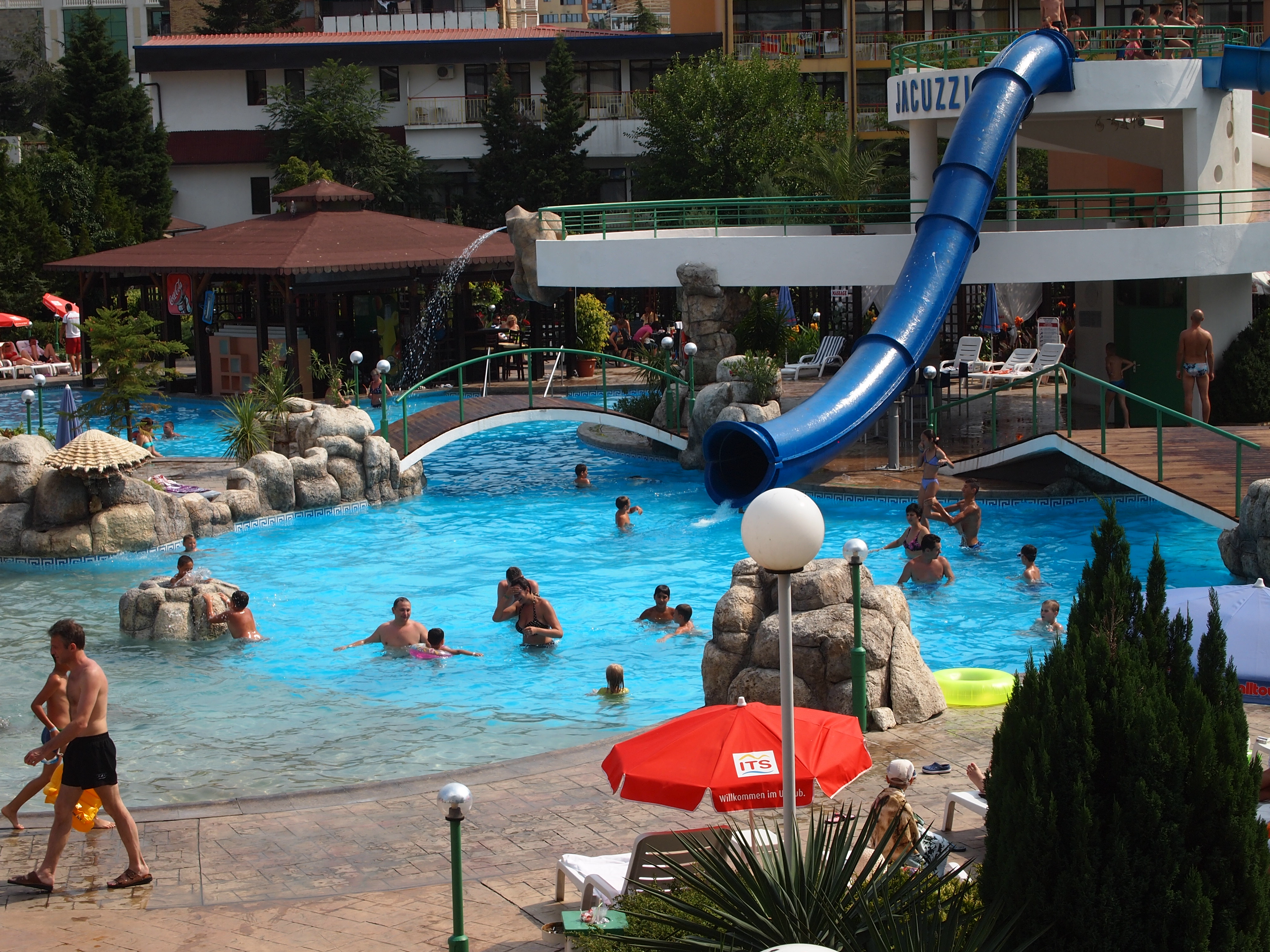 Trakia Plaza Apartments Hotel-Bazen.JPG