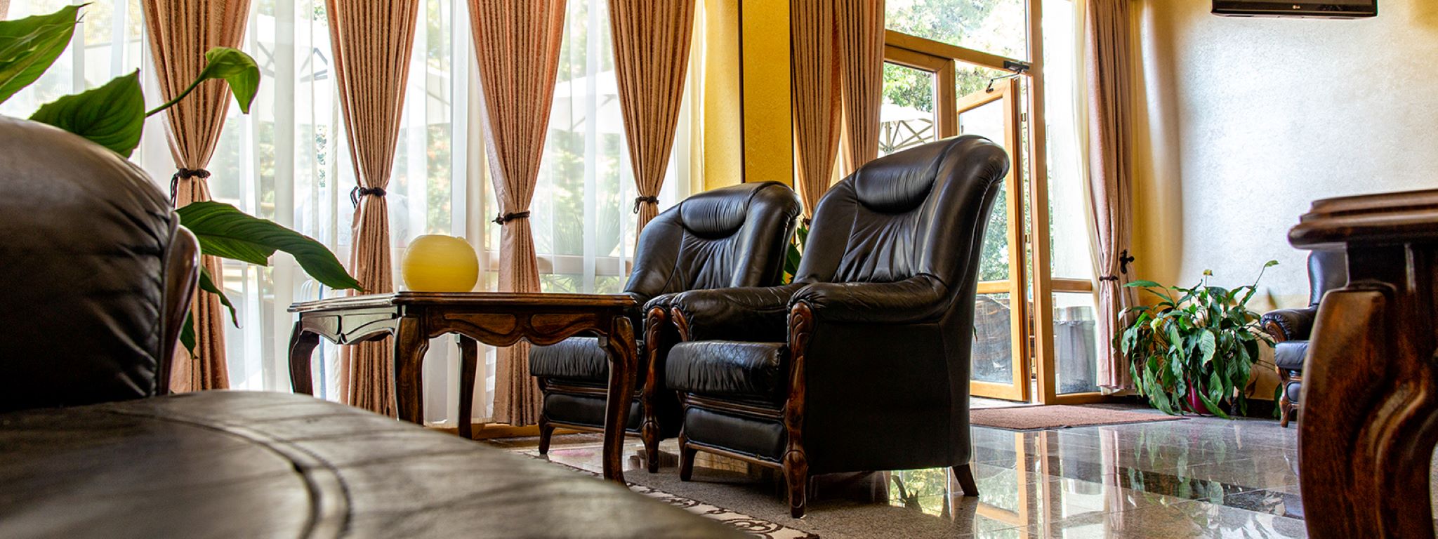 Viand Hotel-Lobby.jpg
