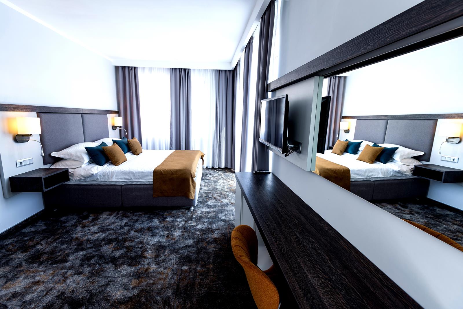 Best Western Plus Premium Inn Hotel-Standardna soba bazen.jpg
