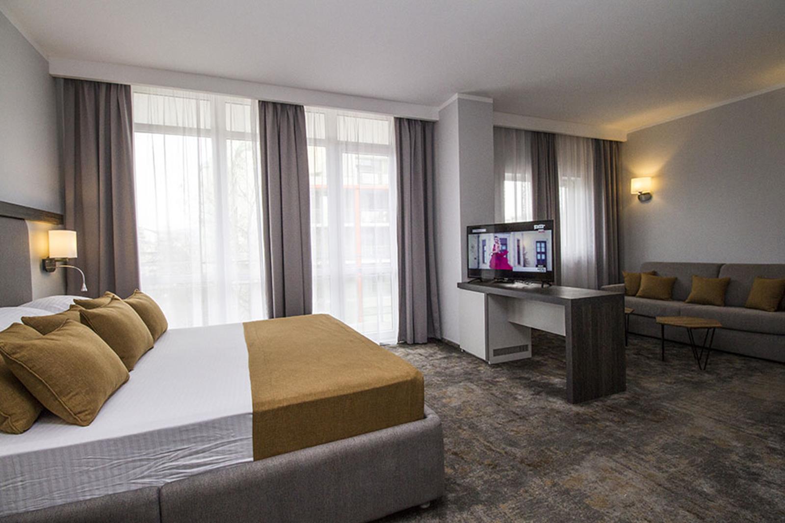 Hotel Best Western Plus Premium Inn-Deluxe soba bazen.jpg