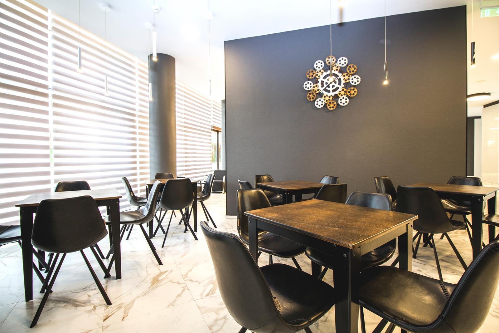 Hotel Best Western Plus Premium Inn-Lobby bar.jpg