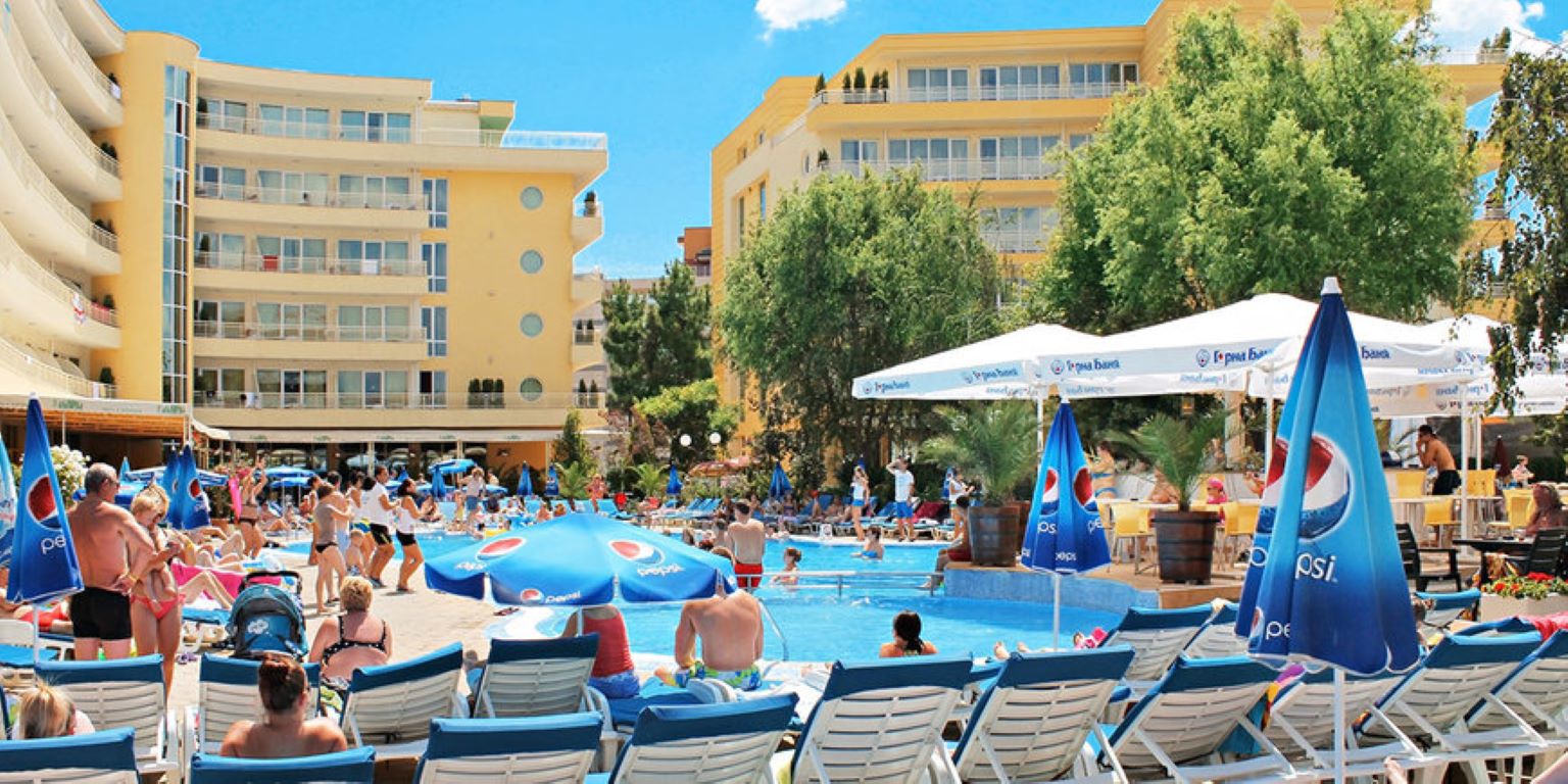 Hotel Wela-Oblast oko bazena.jpg