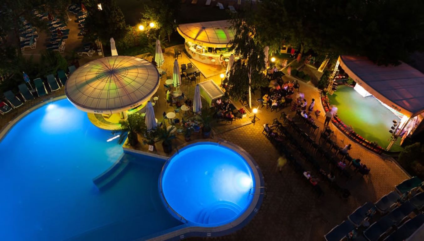 Wela Hotel-Bazen nocu.jpg