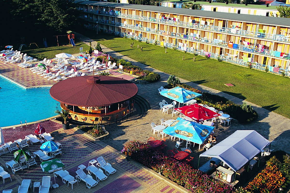 Hotel Continental-Bar na bazenu.jpg