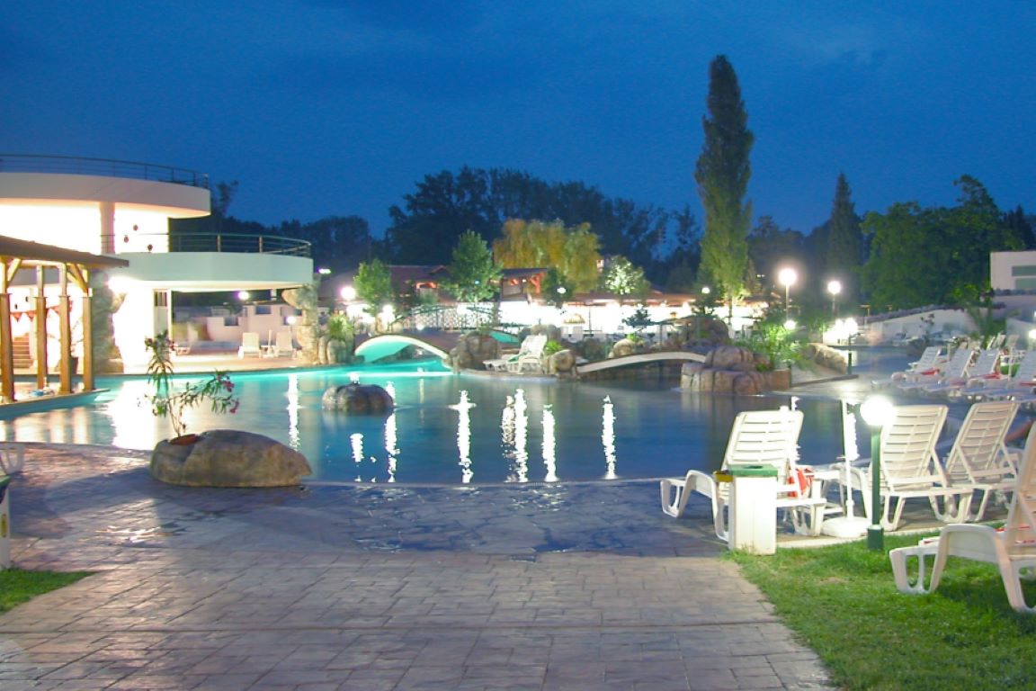Hotel Trakia-Bazen nocu.jpg