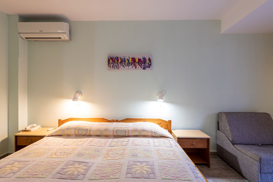 Trakia Hotel-Trokrevetna soba.jpg