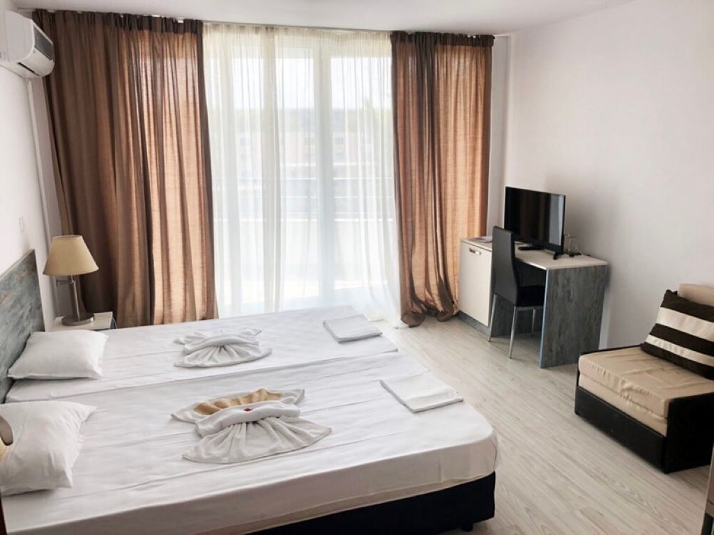 Palma Hotel-Trokrevetna soba.jpg