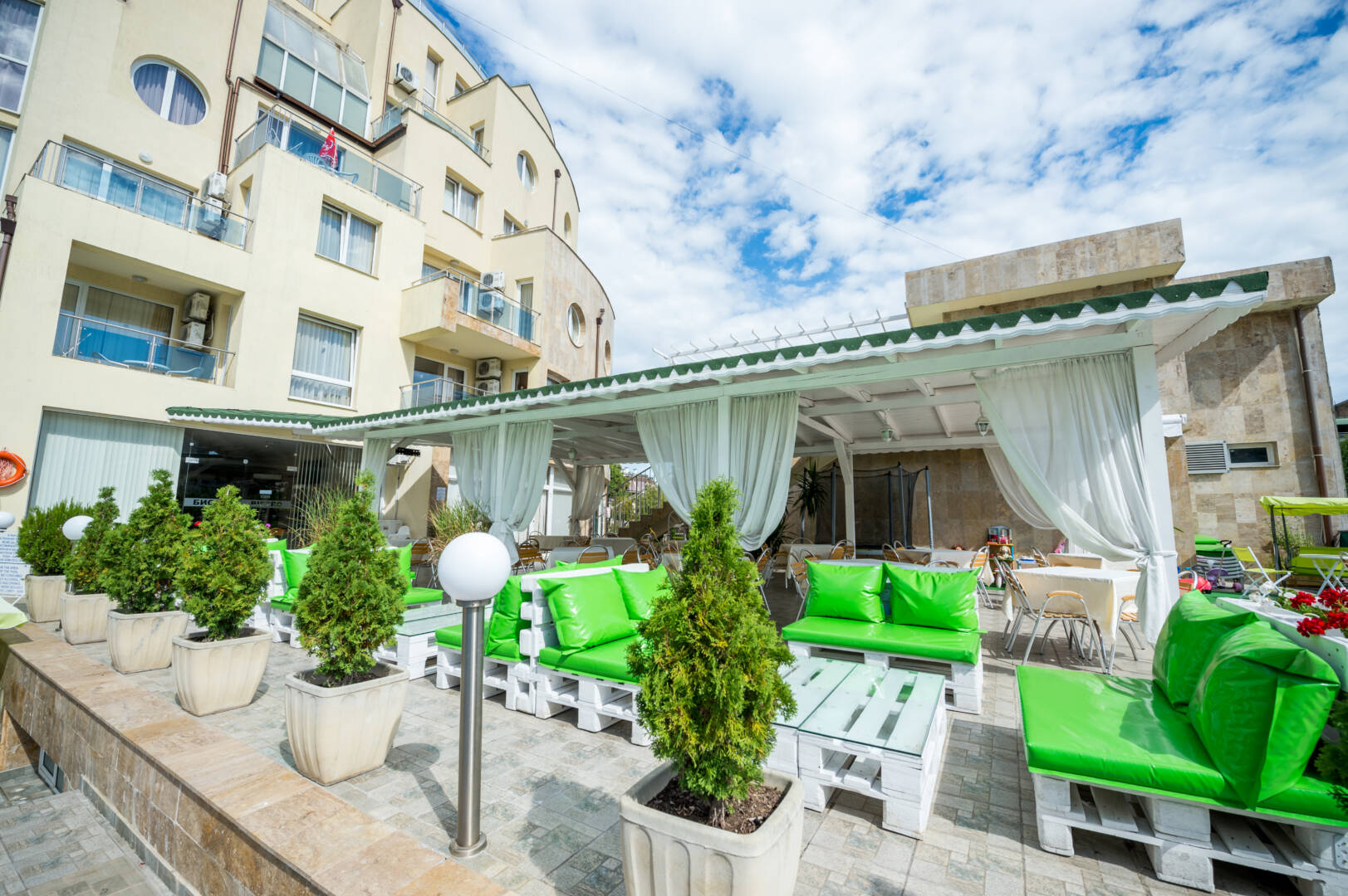 Vechna R Hotel-Terasa bara.jpg