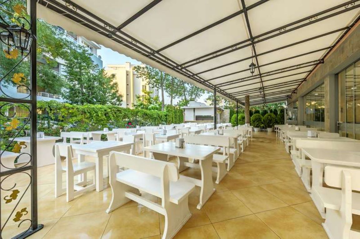 Riva Hotel-Terasa restorana.jpg